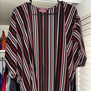 A one size fits all cardigan, only used once and never again. Short sleeves. 🤍